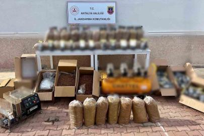 Jandarmanın 2 ayrı adrese düzenlediği operasyonda 350 kilo kıyılmış tütün ele geçirildi