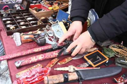 Japon kılıçlarından Osmanlı saatlerine birçok ürünün bulunduğu antika tezgahına yoğun ilgi