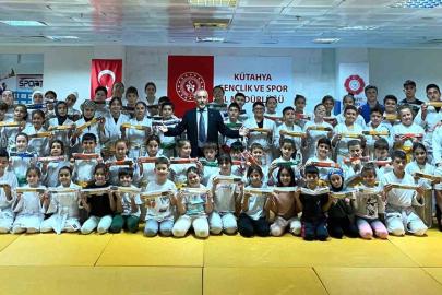 Judoda terfi heyecanı, 100 sporcu bir üst kemere yükseldi