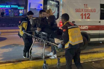 Kafe içinde bıçaklanan şahıs sedye üzerine telefonu elinden bırakmadı