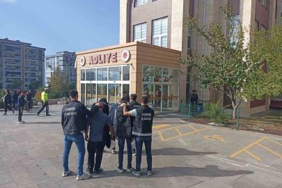 Kahramanmaraş’ta aranan 2 hükümlü yakalanıp cezaevine gönderildi