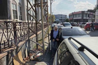 Kaldırımı kapatan elektrik direkleri yayalara geçit vermiyor