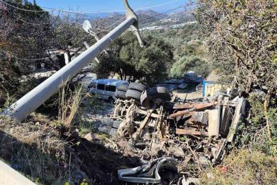 Kamyon şarampole devrildi, sürücü mahsur kaldı