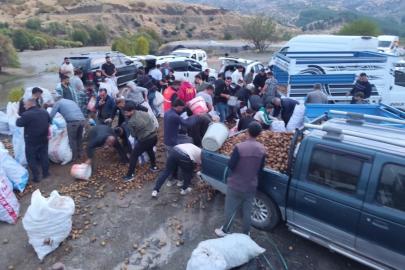 Kamyonet arızalandı, sürücü kasadaki patatesleri vatandaşlara ücretsiz dağıttı
