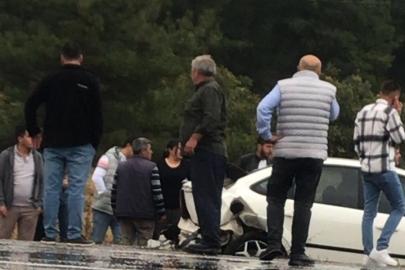 Kamyonet ile otomobilin çarpıştığı kazada 5 kişi yaralandı