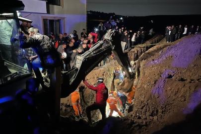 Kanalizasyon çukuru kazarken göçük altında kalan iki kardeş toprağa verildi