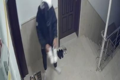 Kapı önündeki ayakkabıyı çalan kurye kameraya yansıdı
