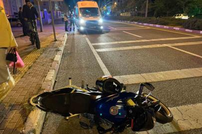Karşıdan karşıya geçmeye çalışan yayaya motosiklet çarptı: 2 yaralı