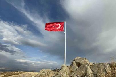 Karslı köylülerin 20 yıllık hayali: Ermenistan sınırına Türk bayrağı diktiler