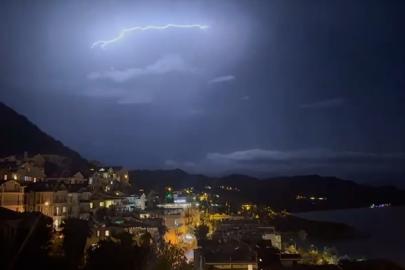 Kaş’ta şimşekler geceyi gündüze çevirdi: Muhteşem doğa olayı kameraya yansıdı