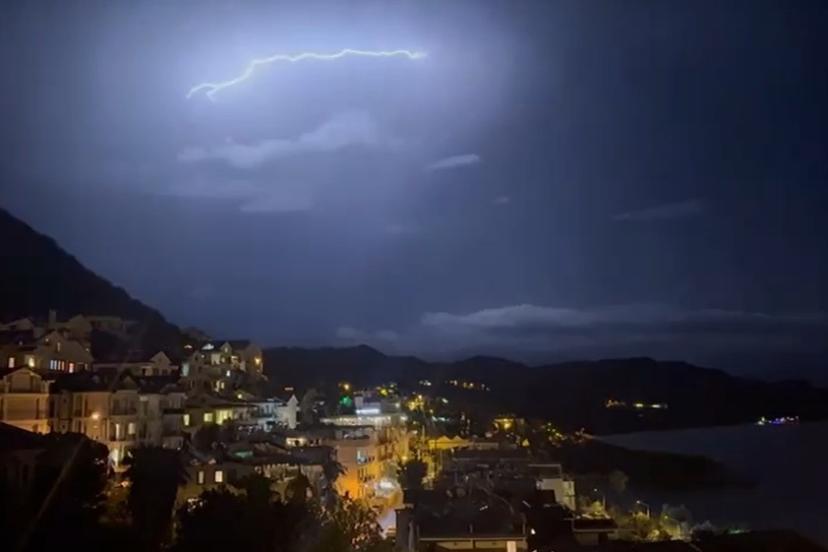 Kaş’ta şimşekler geceyi gündüze çevirdi: Muhteşem doğa olayı kameraya yansıdı