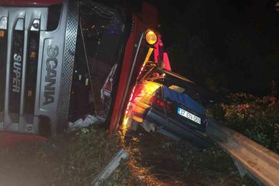 Kastamonu’da tır otomobilin üzerine devrildi: 2 yaralı
