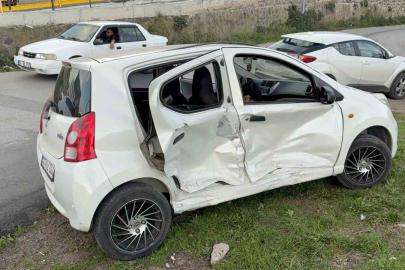 Kavşakta iki otomobil çarpıştı: 2 yaralı