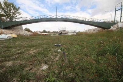 Kayıkla gezilen göl üzerinde şimdi yürüyüş yapılıyor