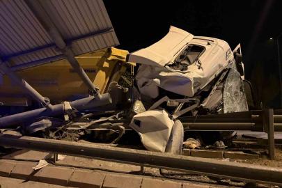 Kayseri’de tır bariyerlere girdi: 1 yaralı