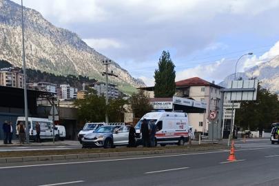 Kaza anı kamerada: Otomobille çarpışan motosikletin sürücüsü ağır yaralandı