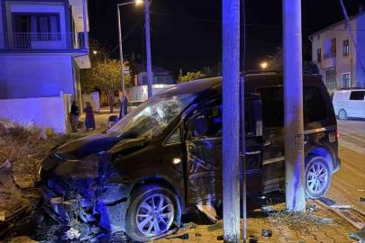 Kaza yaparak savrulan motosiklet yayalara çarptı: 5 yaralı