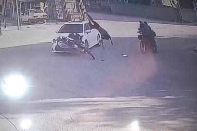Kazada savrulan motosikletin sürücüsü yaşlı çiftin üzerine uçtu: 4 yaralı
