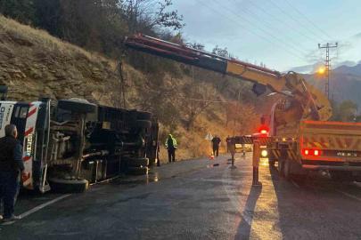 Kemaliye’de canlı hayvan taşıyan çekici devrildi: 2 hayvanın ayağı kırıldı