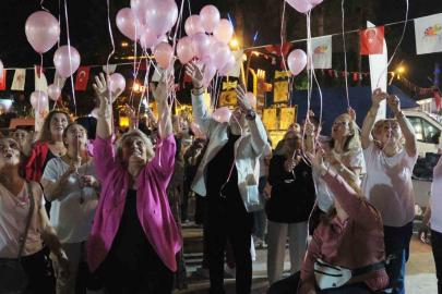 Kemer’de kadınlar gökyüzüne pembe balonlar bıraktı