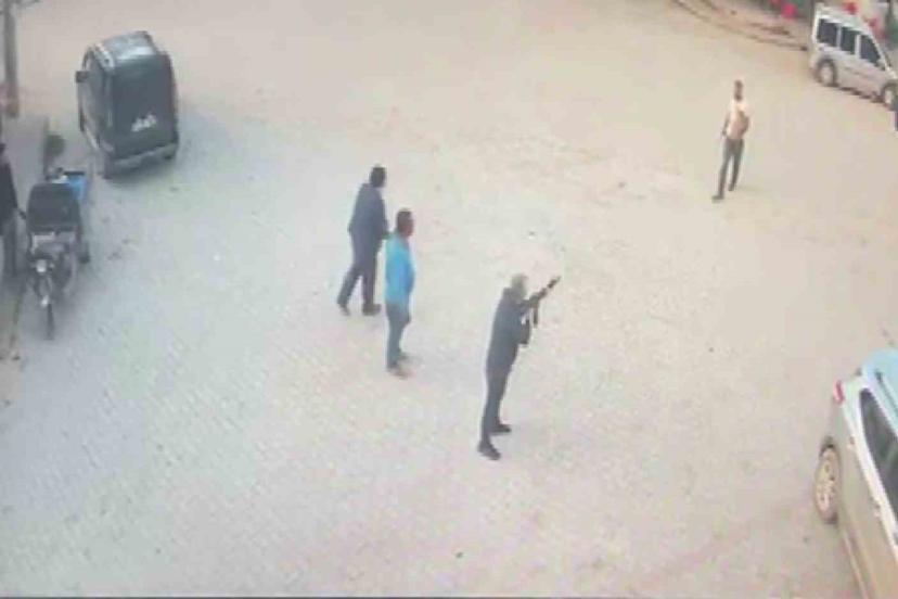 Kendisine silah doğrultan adamın üzerine yürüyüp bıçakla öldürdü