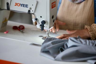 Kepez’de belediye personelinin üniformaları kadın eliyle üretilip tasarruf sağlanıyor