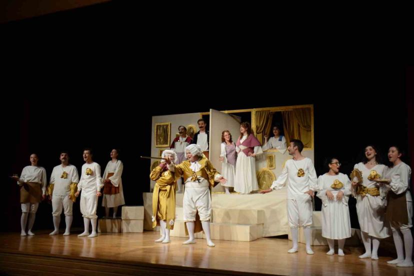 "Kibarlık Budalası" tiyatroseverlerle buluştu