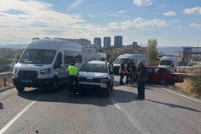 Kırıkkale’de iki otomobil kafa kafaya çarpıştı: 4 yaralı