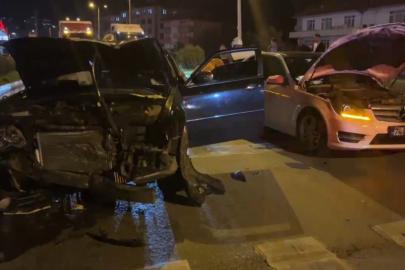 Kırmızı ışıkta bekleyen araca çarptı, otomobilinden inerek koşarak kaçtı