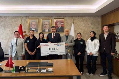 Kız İmam Hatip Lisesi’nin Türkiye birinciliği gururu Başkan Akel ile paylaşıldı