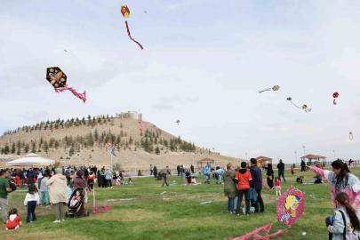 Kocasinan’da uçurtmalar gökyüzünü renklendirdi