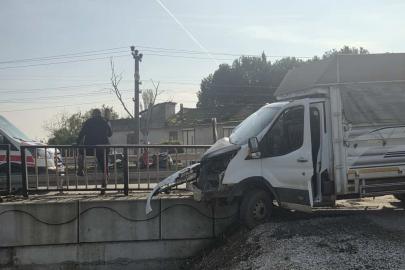 Kontrolden çıkan kamyonet köprü demirlerine saplandı