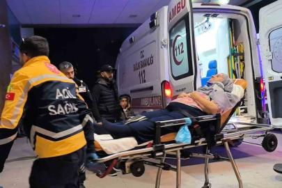 Kontrolden çıkan otomobil duvara çarptı: 3 kişi yaralandı