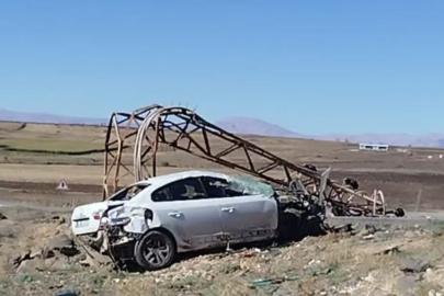 Kontrolden çıkan otomobil elektrik direğini devirdi: 1 yaralı