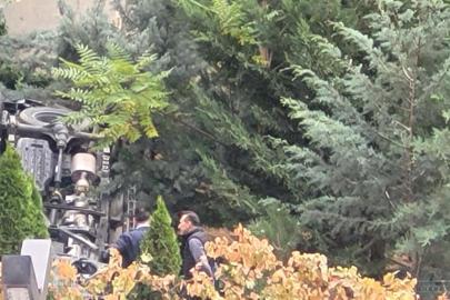 Kontrolden çıkan otomobil istinat duvarından aşağı uçtu: 1 yaralı