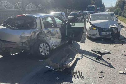 Kontrolden çıkan otomobil karşı şeride uçarak iki otomobile çarptı: 4 yaralı