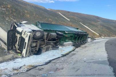 Kontrolden çıkan tır devrildi: 1 yaralı