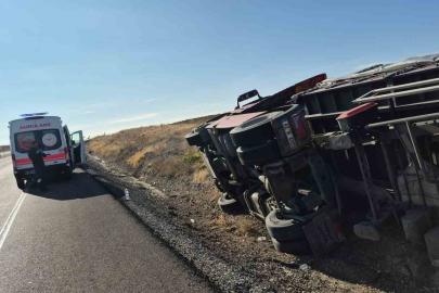 Kontrolden çıkan tır devrildi, sürücü hafif yaralandı