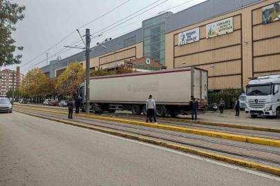 Kontrolden çıkan tır tramvay yoluna girdi, seferler aksadı