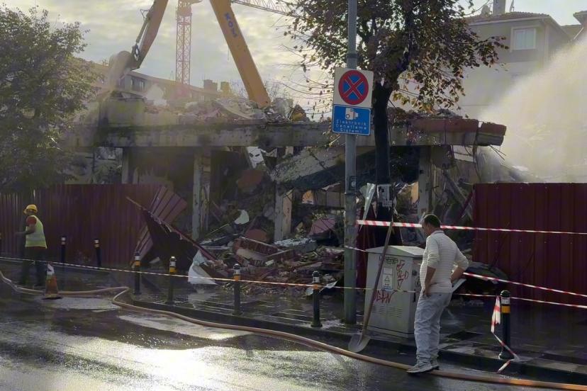 Kontrolsüz yıkım tehlike saçtı, bina parçaları caddeye savruldu