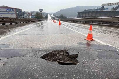 Köprü girişindeki çatlaklar tehlike oluşturuyor