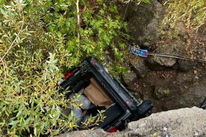 Köprüden uçan otomobil ağaç dallarında asılı kaldı: 2 yaralı