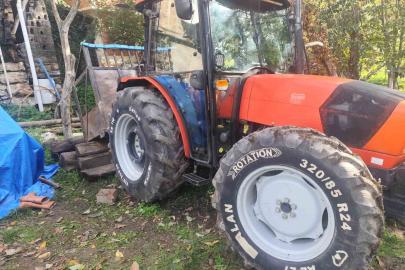 Köy muhtarı, traktörle kazan arasında sıkışarak ağır yaralandı