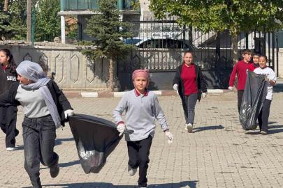 Köylerinden ve okullarından 30 torba çöp topladılar