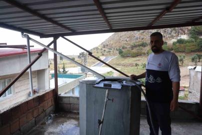 Kurduğu sistemle depoladığı yağmur suyunu evde kullanan vatandaş sosyal medyada ilgi odağı oldu