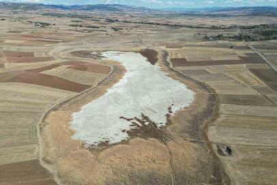 Kuşların dans ettiği Uylubağı göleti kuraklık nedeniyle çorak zemine dönüştü