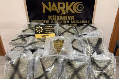 Kütahya’da bir kamyonda 33 kilo esrar ve 6,55 gram kokain ele geçirildi, 3 şüpheli tutuklandı