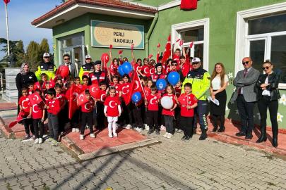 Kütahya’da jandarma ekipleri miniklerin Cumhuriyet Bayramını kutladı