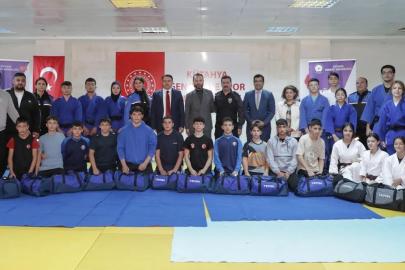 Kütahya’da judo ve güreş branşlarında eğitim alan öğrencilere spor malzemesi desteği