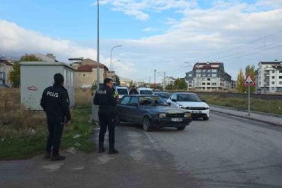 Kütahya’da otomobilin çarptığı 2 kişi yaralandı